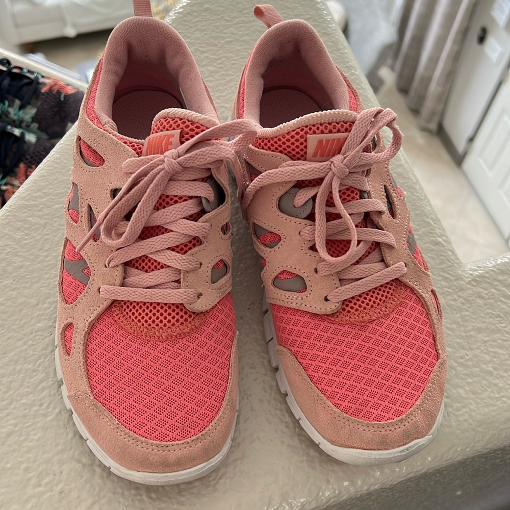Nike Running Shoes - PINK 💕 Size 7Y